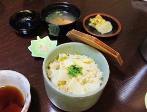 お食事-たけのこご飯と味噌汁・香の物