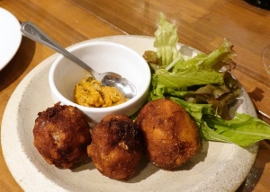 うずらの卵入りメンチカツ